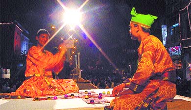 The street from Jain Mandir to Fatehpuri Mosque came alive on Sunday night withperformers, dancers and musicians regaling the audience as the Festival of Chandni Chowk got under way