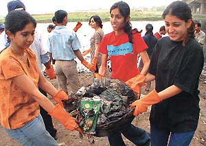Volunteers during the Yamuna shramdaan at Qudsia Ghat near ISBT