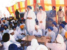 SAD chief Parkash Singh Badal addresses party workers at Gurdwara Alamgir 