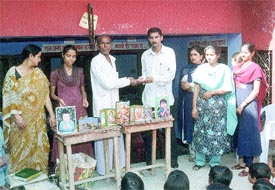 Shripal Kashyap demonstrating his craft at a school 