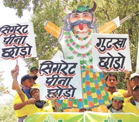 Employees of private companies campaigning against tobacco on the eve of World No Tobacco Day in the Capital 