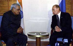 Russian President Vladimir Putin talks with Indian Prime Minister Atal Bihari Vajpayee