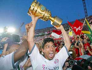 Bayern Munich's Brazilian player Giovane Elber raises up the trophy after winning the German Soccer Cup final between FC Bayern Munich and 1-FC Kaiserslautern in the Olympic Stadium in Berlin, Saturday