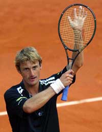 Spain's Juan Carlos Ferrero thanks the crowd after defeating Britain's Tim Henman in the third round of the French Open tennis tournament 