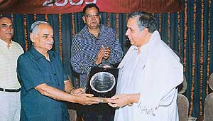 Justice A.L. Bahri presents a memento to Secretary, DAV College Managing Committee, New Delhi, Mr Poonam Suri