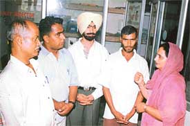 A ceremonial sendoff being given by Aas Kiran to cured drug addicts in Ludhiana 