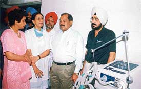 Mr A.P. Pandey, Chief Director, Vigilance Bureau, Punjab, being briefed about the trauma intensive care unit by Dr Harkanwal and Dr Waheguru Pal Singh