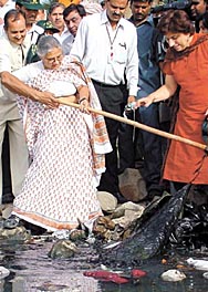 A HERCULEAN TASK: Delhi Chief Minister Sheila Dikshit cleaning the Yamuna during the ‘Clean Yamuna Drive’ for the forthcoming Environment Week celebrations in the Capital on Monday