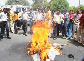 Members of the ABVP burn an effigy of the Punjab Government near Deputy Commissioners office in Ludhiana