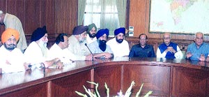Sikh representatives meet Deputy Prime Minister L. K. Advani for second language status to Punjabi