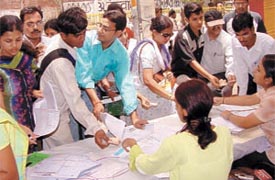 Admission seekers thronging the university campus to collect and submit forms