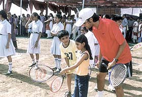 Vishal Uppal giving some tennis tips