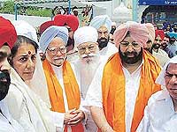 The Congress team comprising (from left) Ambika Soni, Manmohan Singh, H.S. Hanspal and Chief Minister Amarinder Singh stands outside the gurdwara