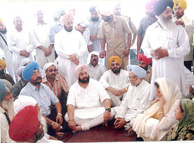 Punjab Chief Minister Captain Amrinder Singh, Dr. Manmohan Singh and Mrs Ambika Soni interact with villagers of Talhan