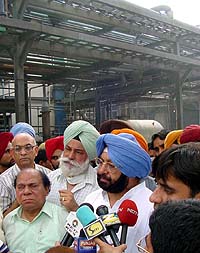 Punjab Chief Minister Amarinder Singh talks to the media after visiting fire victims at Fortis hospital, Mohali.