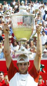 Andy Roddick of the US lifts the Stella Artois Tennis championship trophy