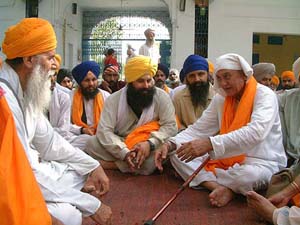 Actor Sunil Dutt interacts with residents of Talhan village at the village gurdwara