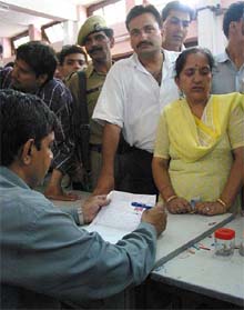 Amarnath pilgrims get themselves registered