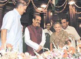Lt Governor Vijai Kapoor, Lok Sabha Speaker Manohar Joshi, Chief Minister Sheila Dikshit and Delhi Vidhan Sabha Speaker Prem Singh at the launch of the website