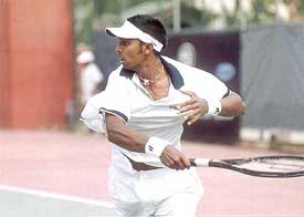 Prakash Amritraj returns to Vinod Sridhar in the quarterfinal of the ITF Mens Satellite Tennis Circuit meet in Delhi