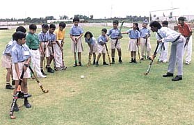 Indias hockey international Dhanraj Pillay explains the finer points of the game to the children of The Heritage School in Gurgaon. 
