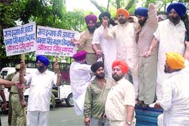 Activists of Shiromani Akali Dal protesting outside 10 Janpath