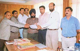 Activists of the Cable Upbhokta Sangharsh Committee submit a memorandum to the Commissioner, Central Excise and Customs