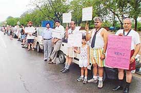Traders hold protest in a novel manner along Jan Marg 