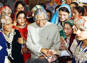 President APJ Abdul Kalam mingles with students at Womens College at Srinagar