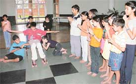 Children practising the scenes of the play Andher Nagri Chaupat Raja