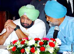 Chief Minister Amarinder Singh listens to Mr Montek Singh Ahluwalia