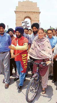 All-India Anti-terrorist Front Chairman M.S. Bitta flags off Ms Kelly McDougall of Canada