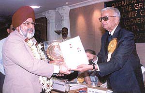 CMD of Punjab & Sind Bank N. S. Gujral receiving the Dadabhai Naoroji Millennium Award