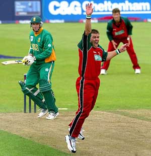 Zimbabwe captain Heath Streak appeals in vein for the wicket of his South African counterpart Graeme Smith