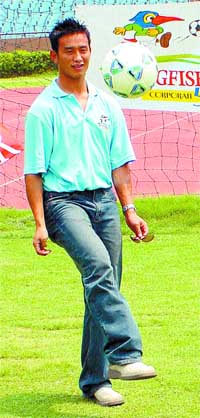 Soccer star Baichung Bhutia juggles with a football at the launch of five-a-side tournament for corporates organised by Kingfisher at the Jawaharlal Nehru Stadium 