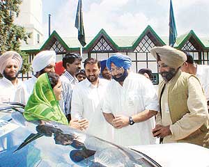 Pratibha, wife of Himachal Chief Minister Virbhadra Singh, welcomes Punjab Chief Minister Amarinder Singh