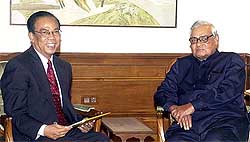 Prime Minister Atal Bihari Vajpayee with Myanmar Foreign Minister Aung U Win 