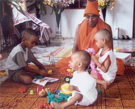 The three abandoned kids who have found refuge in an ashram