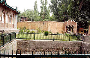 A mosque and a Hindu temple stand in perfect harmony 
