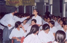 Mr Sarabjeet Kwatra, a member of Jaycees Club, conducts a workshop at the Bharatiya Vidya Mandir