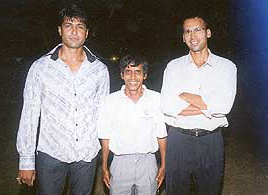 Vijay Gaundalkar (centre) flanked by cricketers Salil Ankola (left) and Paras Mhambrey at Wankhede Stadium in Mumbai.