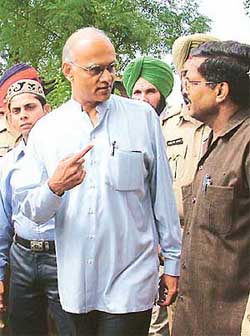 Mr Shivshankar Menon, High Commissioner of India to Pakistan, at the Wagah joint checkpost 