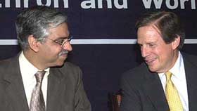S.K.Munjal, CII vice-resident and CEO of Hero Corporate Service talks to Bloomberg chairman Peter Grauer 