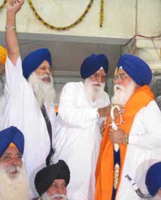 Mr Gurcharan Singh Tohra honours Mr Kirpal Singh Badungar 