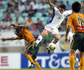 Alvaro Alejandro Mello Silvera of Nacional de Football, Uruguay, fights for the ball with Jesus Ochoa 