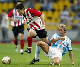 Park Ji-sung of PSV Eindhoven, Holland, fights for the ball with Andreas Gorlitz of TSV 1860 Munich, Germany