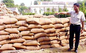 Indian Youth Congress President Randeep Singh Surjewala points to the stocks of wheat, which were supposed to have been sent to drought-affected Rajasthan but were allegedly stopped by the Delhi Traffic Police.