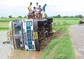 A bus carrying sarpanches and panches of five villages of Kharar subdivision overturned near Ratwara village 