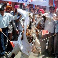SFI activists burn the effigy of Chief Mister Amrinder Singh to protest the state government announcement to hike fees in government colleges