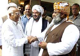 Jamiat-Ulema Islam chief  Fazal-ur-Rehman, who led a four-member Pakistani delegation to India, with Member of Parliament Ram Jethmalani